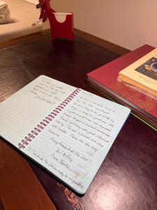 een notitieboekje op een bureau naast een boek bij Caravaggio Apartment in Napels +1 foto