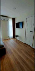 梅尔尼拉杰Morena Apartments by the Sea Self check-in Free parking的客厅配有沙发和桌子