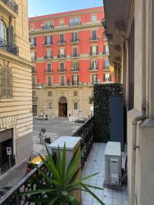 een uitzicht op een gebouw vanaf een balkon bij Caravaggio Apartment in Napels
