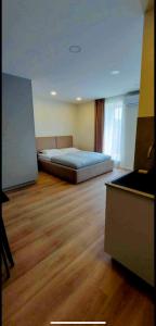 梅尔尼拉杰Morena Apartments by the Sea Self check-in Free parking的铺有木地板的客房内设有一间卧室和一张床。