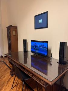 een bureau met een televisie erop bij Caravaggio Apartment in Napels