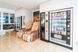 ein Geschäft mit zwei Stühlen und einer Soda-Maschine in der Unterkunft Hotel Amic Horizonte in Palma de Mallorca