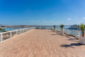 eine große Terrasse mit Blick auf das Wasser in der Unterkunft Hotel Amic Horizonte in Palma de Mallorca