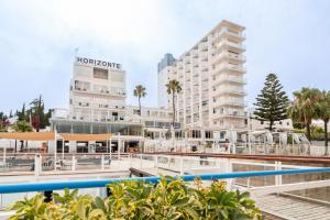 ein Blick auf das Hotel vom Pool aus in der Unterkunft Hotel Amic Horizonte in Palma de Mallorca + 37 Fotos
