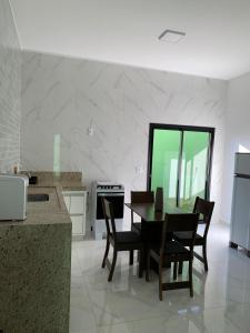 une cuisine avec une table et des chaises dans une cuisine dans l'établissement Casa NOVA Primo Meneghetti, à Franca