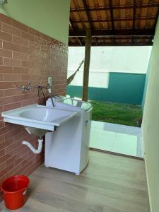 une salle de bain avec un lavabo à côté d'un mur de briques dans l'établissement Casa NOVA Primo Meneghetti, à Franca