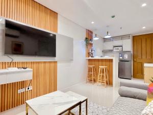 八打雁Debbie's Modern 1 BR Condo Unit的客厅配有大屏幕电视