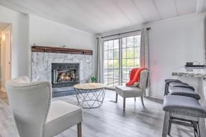 O zonă de relaxare la Cozy Asheville Cottage with Grill and Fire Pit!