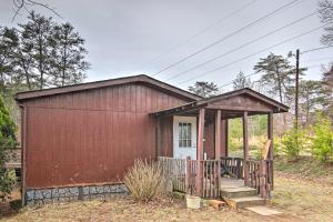 O grădină în afara Cozy Asheville Cottage with Grill and Fire Pit!