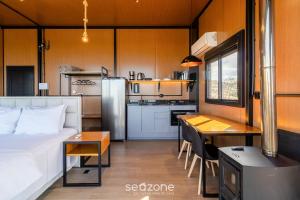 Dapur atau dapur kecil di Charmoso chalé com lareira e hidro! VST044