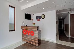TV a/nebo společenská místnost v ubytování Hotel O Kailash Near Iskcon Temple Noida