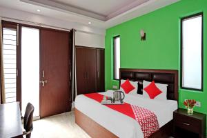 Postel nebo postele na pokoji v ubytování Hotel O Kailash Near Iskcon Temple Noida