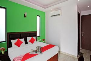 Postel nebo postele na pokoji v ubytování Hotel O Kailash Near Iskcon Temple Noida