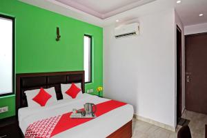 Postel nebo postele na pokoji v ubytování Hotel O Kailash Near Iskcon Temple Noida