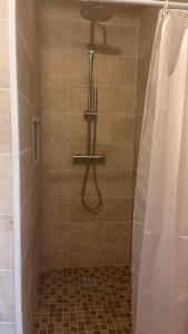 a shower with a shower curtain in a bathroom at Casinha do mar in Buarcos