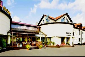 梅尔尼拉杰Morena Apartments by the Sea Self check-in Free parking的一座大型白色建筑,设有餐厅