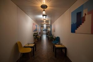 Uma área de estar em Hotel Les Arcades