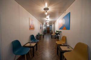 Uma área de estar em Hotel Les Arcades