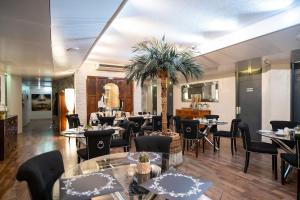 Uma área de estar em Hotel Les Arcades