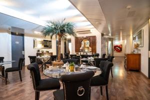 Uma área de estar em Hotel Les Arcades