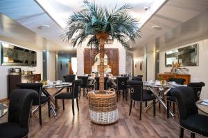 Uma área de estar em Hotel Les Arcades