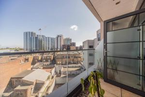 an apartment balcony with a view of a city at 2 Bed Oasis London Flat-O2-Excel-Canary Wharf- Shops- Trains -Free Parking,Wifi 500mb & Flex Check In in Woolwich