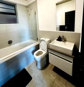 un bagno con un water bianco e un lavandino di Modern Gem Near Mall of Africa! a Kyalami