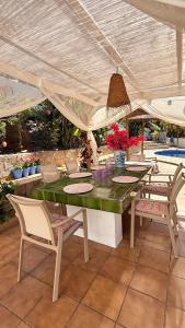 een patio met een tafel en stoelen onder een tent bij Villa Jina in Torrox