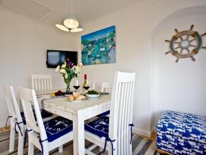 a dining room with a white table and chairs at Sea Salt Lodge in Torquay