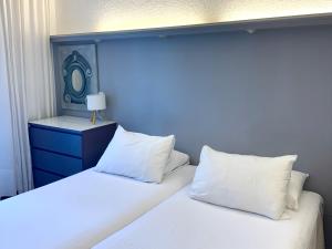 Cama ou camas em um quarto em Hotel Les Arcades