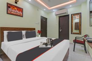 Postel nebo postele na pokoji v ubytování Hotel O Shiva Palace
