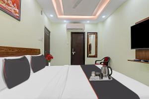 TV a/nebo společenská místnost v ubytování Hotel O Shiva Palace