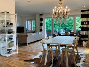 ein Esszimmer und ein Wohnzimmer mit Tisch und Stühlen in der Unterkunft Im Schneewinkl in Schönau am Königssee