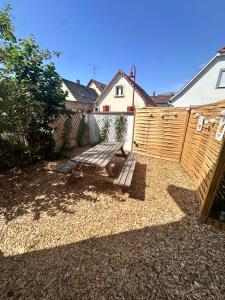 un cortile con una panca e una recinzione di legno di Les grumeaux Colmar Est a Horbourg