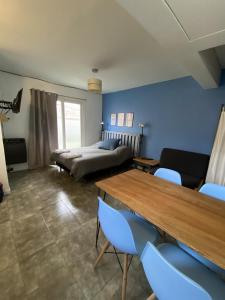 una habitación con una cama, una mesa y sillas en Ojo de Agua Mono, en San Martín de los Andes 4 fotos más