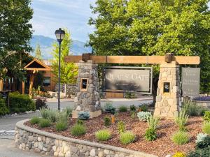 ein Schild für ein Katzencafé in einem Garten in der Unterkunft Newly renovated 2-bedroom, 1-bathroom suite with private entrance in West Kelowna