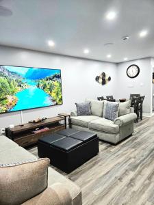 - un salon avec deux canapés et une télévision à grand écran dans l'établissement 5BR Home near City Center, Live! Casino, Hot Tub with City View, à Philadelphie