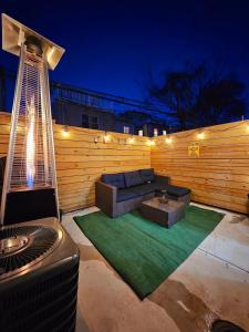 une terrasse arrière avec un canapé et une table dans l'établissement 5BR Home near City Center, Live! Casino, Hot Tub with City View, à Philadelphie 32 autres photos