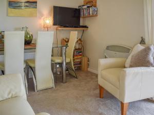 a living room with a couch and a table at Mr Seal - Uk41452 in Hunstanton