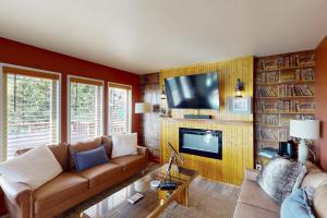 ein Wohnzimmer mit Couch und Fernseher in der Unterkunft Tides and Tranquility in Brookings