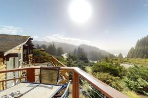 ein Balkon mit Blick auf die Berge in der Unterkunft Tides and Tranquility in Brookings