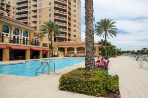 una piscina con palme e edifici del resort di Belle Harbor Charm a Clearwater Beach