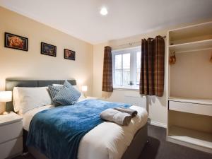 a bedroom with a bed and a window at Ptarmigan Lodge in Balmaha +13 photos