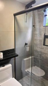 マンガラチバにあるMansão 360のガラス張りのシャワーとトイレ付きのバスルーム