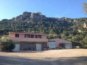 dom z górą w tle w obiekcie Agriturismo Monte Pino w mieście Telti