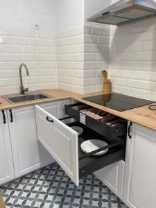 Η κουζίνα ή μικρή κουζίνα στο ALZIRA BONiTA SUITE ViP jacuzzi +32 φωτογραφίες