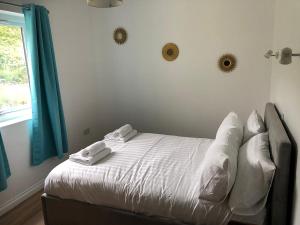 a bedroom with a bed with two towels on it at Caroy Bay Cottage-Uk32669 in Harlosh +3 photos