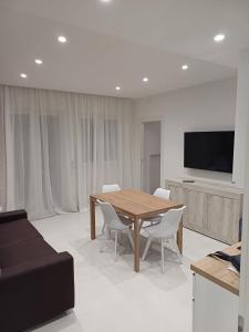 ジョヴィナッツォにあるDany's Home Venusの木製のテーブルとソファのあるリビングルーム