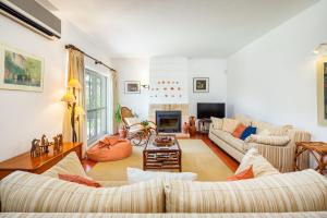 Posezení v ubytování Villa Quadradinhos 38Q 4 Bedrooms Private Pool Short Walk To The Beach