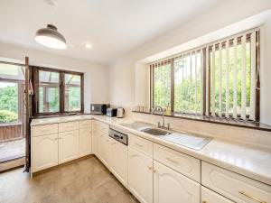 Dapur atau dapur kecil di Holgates +18 gambar